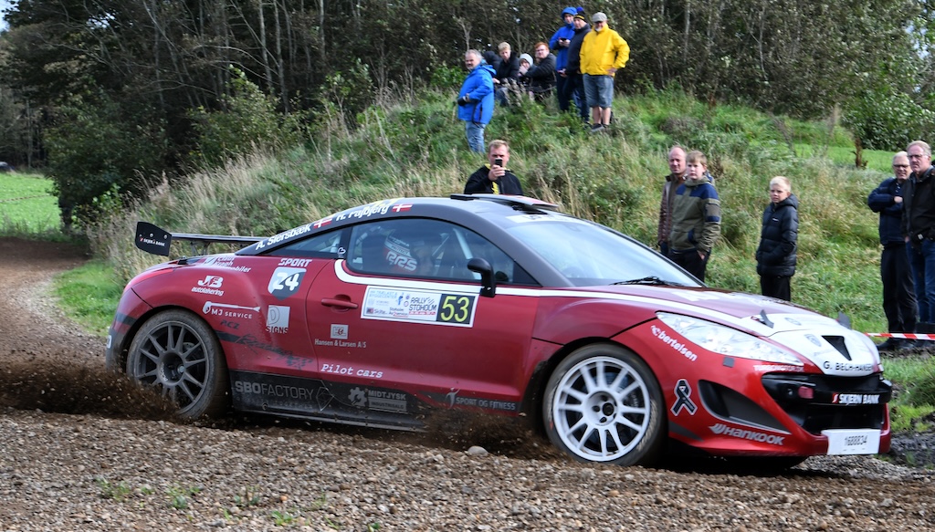 Alex Siersbæk og Rikke Pajbjerg fører i deres Peugeot RCZ opgøret om Dansk Super Rally Short efter to runder.
(Foto: Morten Dam/Specialpressen)